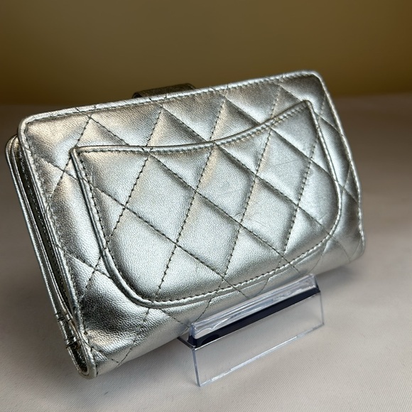 CHANEL CC Metallic Silver Snap Closure Med., Box, Made in Italy, Series #15 2011 - Picture 7 of 17